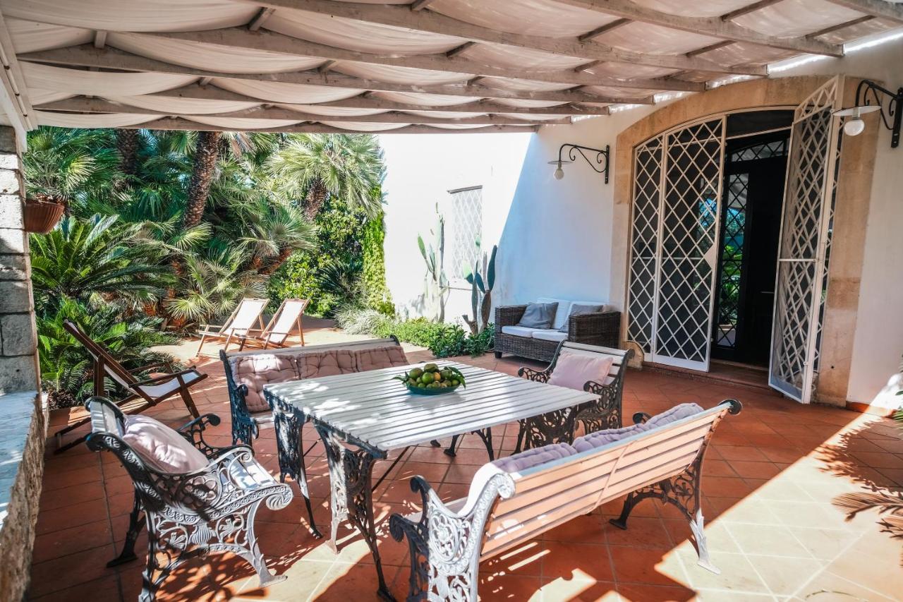 Family Room with Garden View