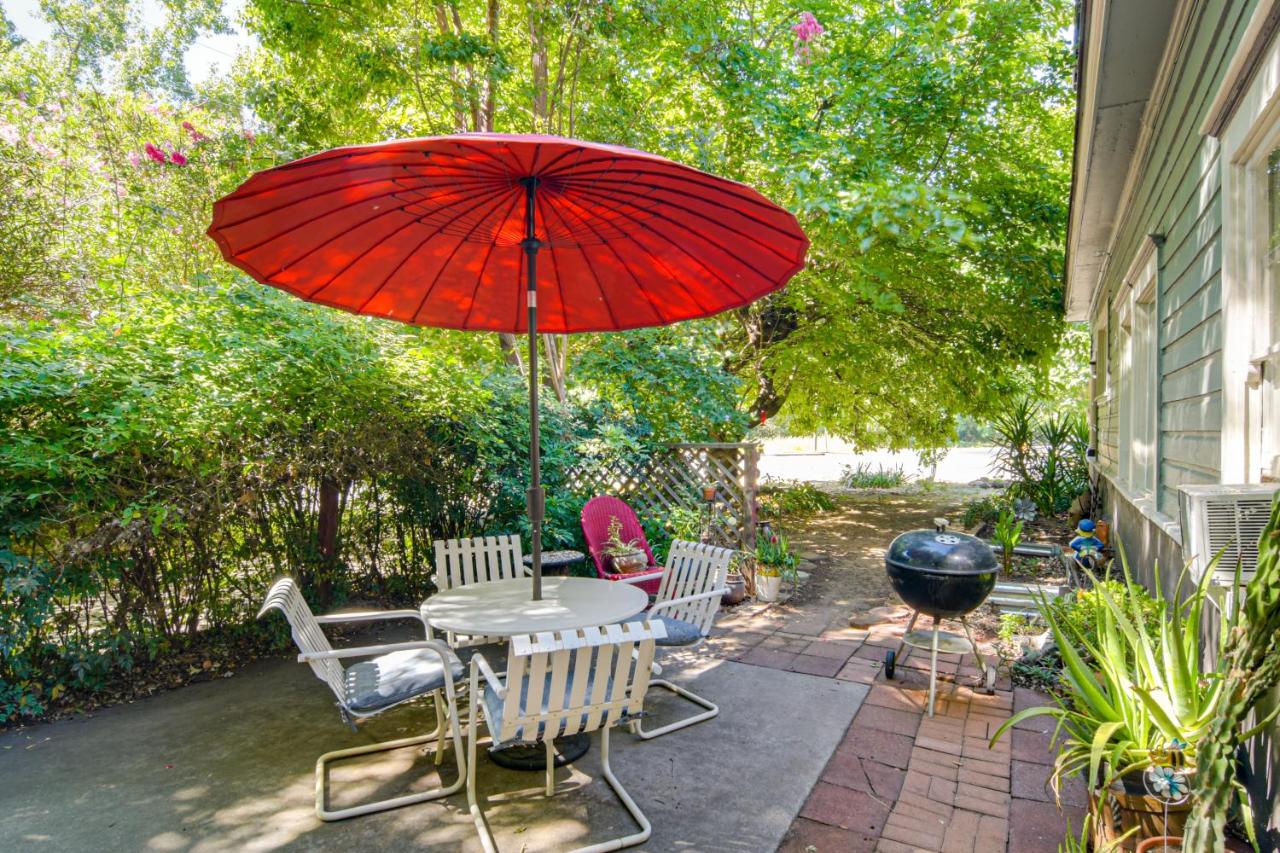 Walk to Downtown Chico! Tree-Lined Apt w/ Deck - Chambres d'hôtes Chico