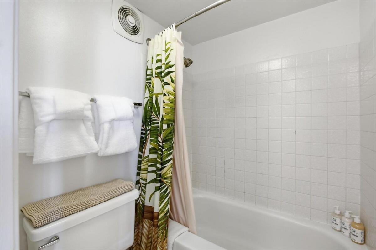 Royal Kahana 801- 2 bedroom oceanfront condo, AC, view, amenities - Bed and Breakfast Lahaina