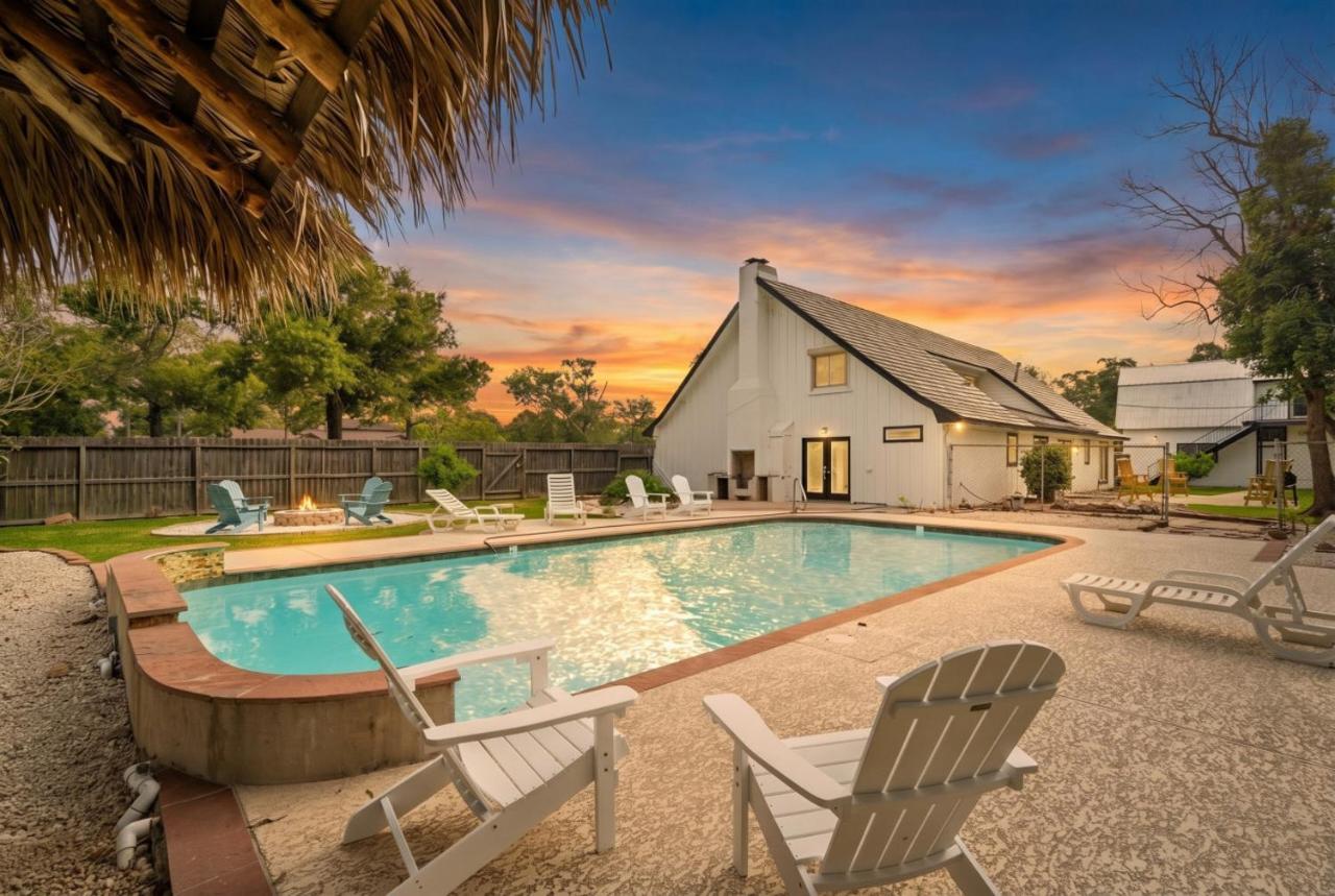 Sprawling estate with private pool and game room and guest house - B&B Shoreacres
