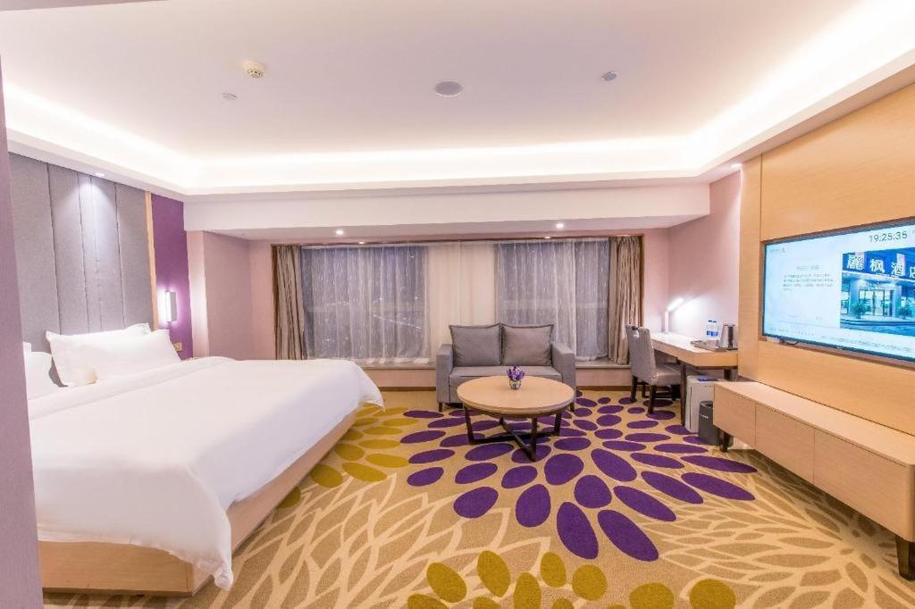 White king bed with white linens sits at pet-friendly Lavande HotelsWuhan Zhuyeshan Metro Station in Zhanjiaji.