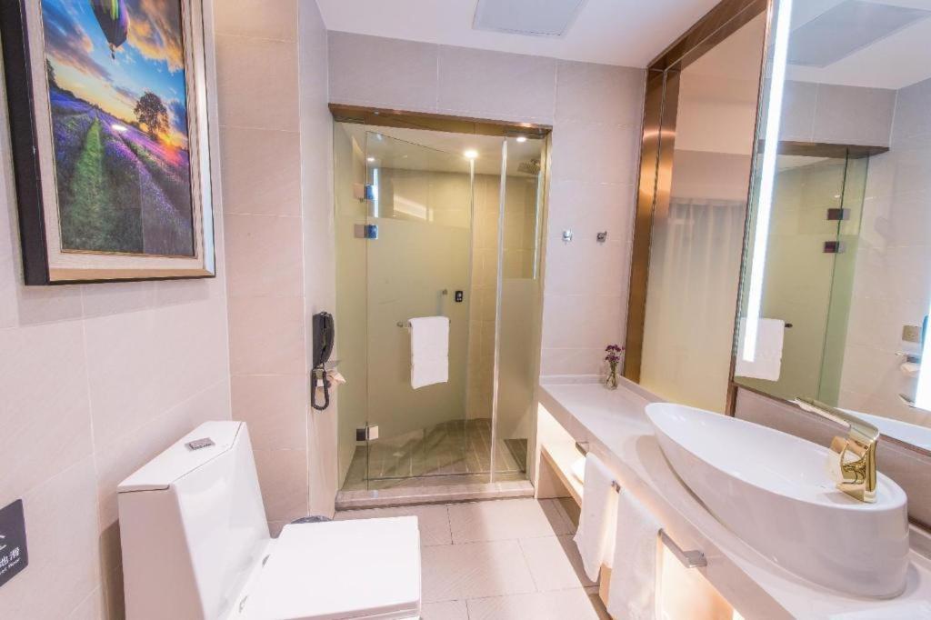 White vessel sink with gold faucet sits at dog-friendly Lavande HotelsWuhan Zhuyeshan Metro Station in Zhanjiaji.