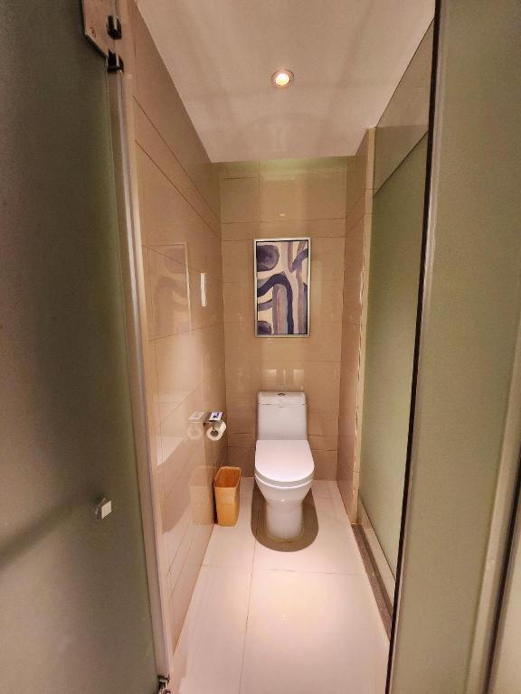 White porcelain toilet sits at pet-friendly Echarm Hotel Wuhan Plaza Wansongyuan in Wuhan.