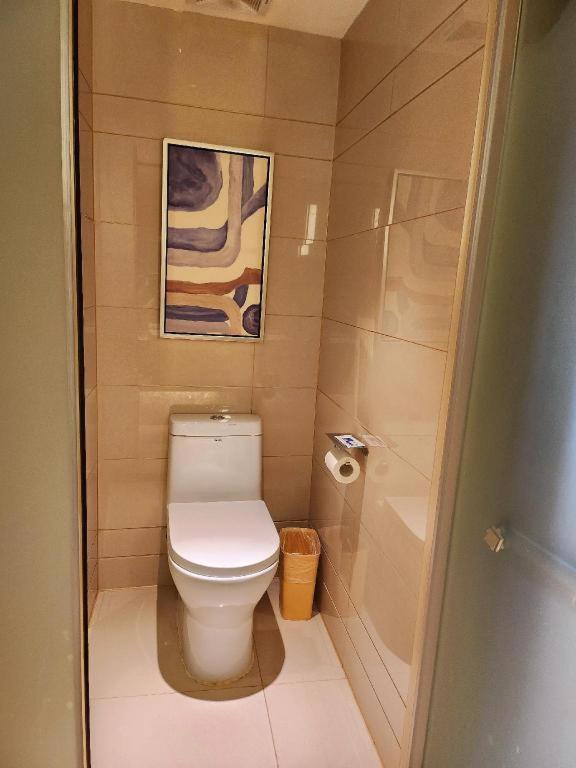 White ceramic toilet with closed lid sits at dog-friendly Echarm Hotel Wuhan Plaza Wansongyuan in Wuhan.