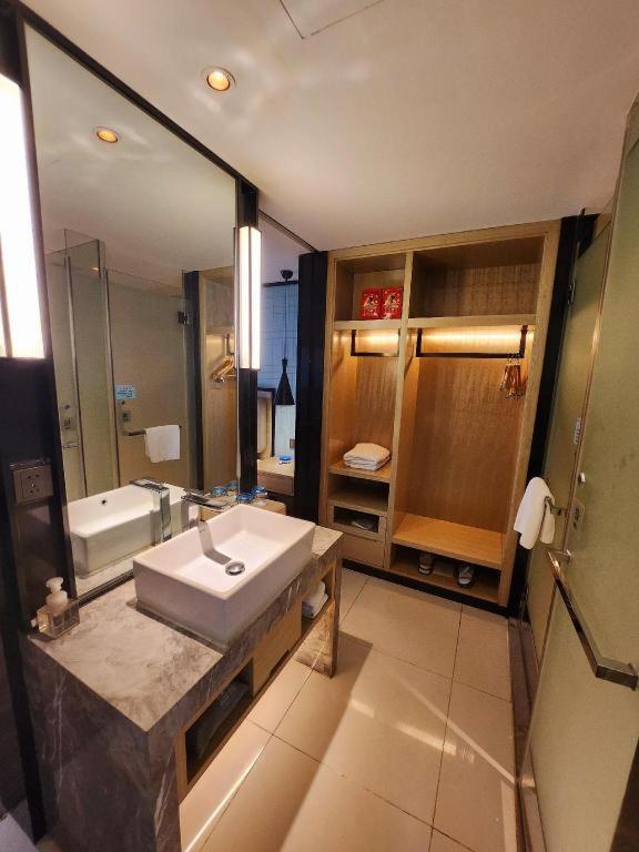 White rectangular sink on gray marble countertop sits at dog-friendly Echarm Hotel Wuhan Plaza Wansongyuan in Wuhan.