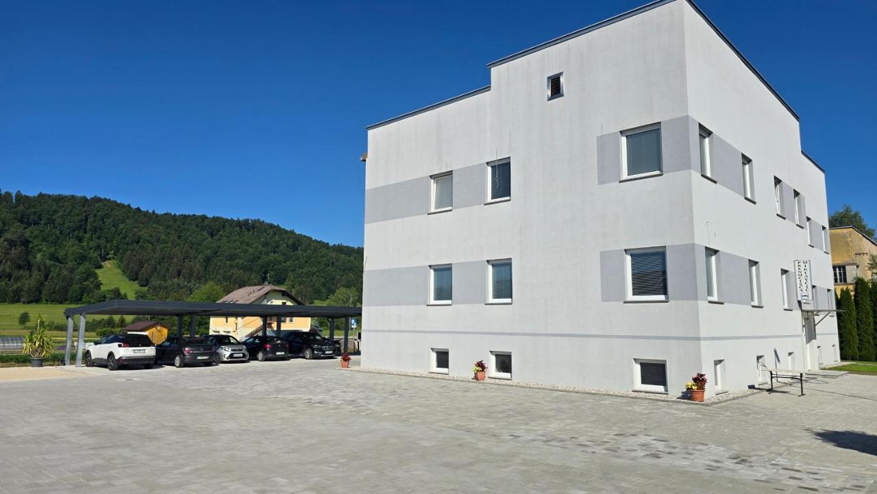 Prenočišča Miklavčič - B&B Nova Vas
