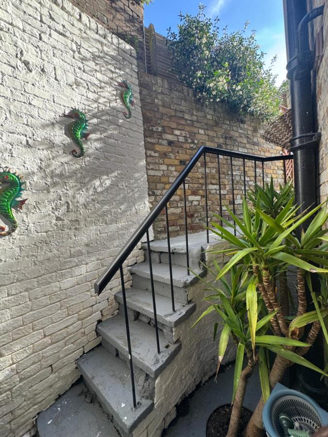 The Tisa Garden pet friendly - B&B London