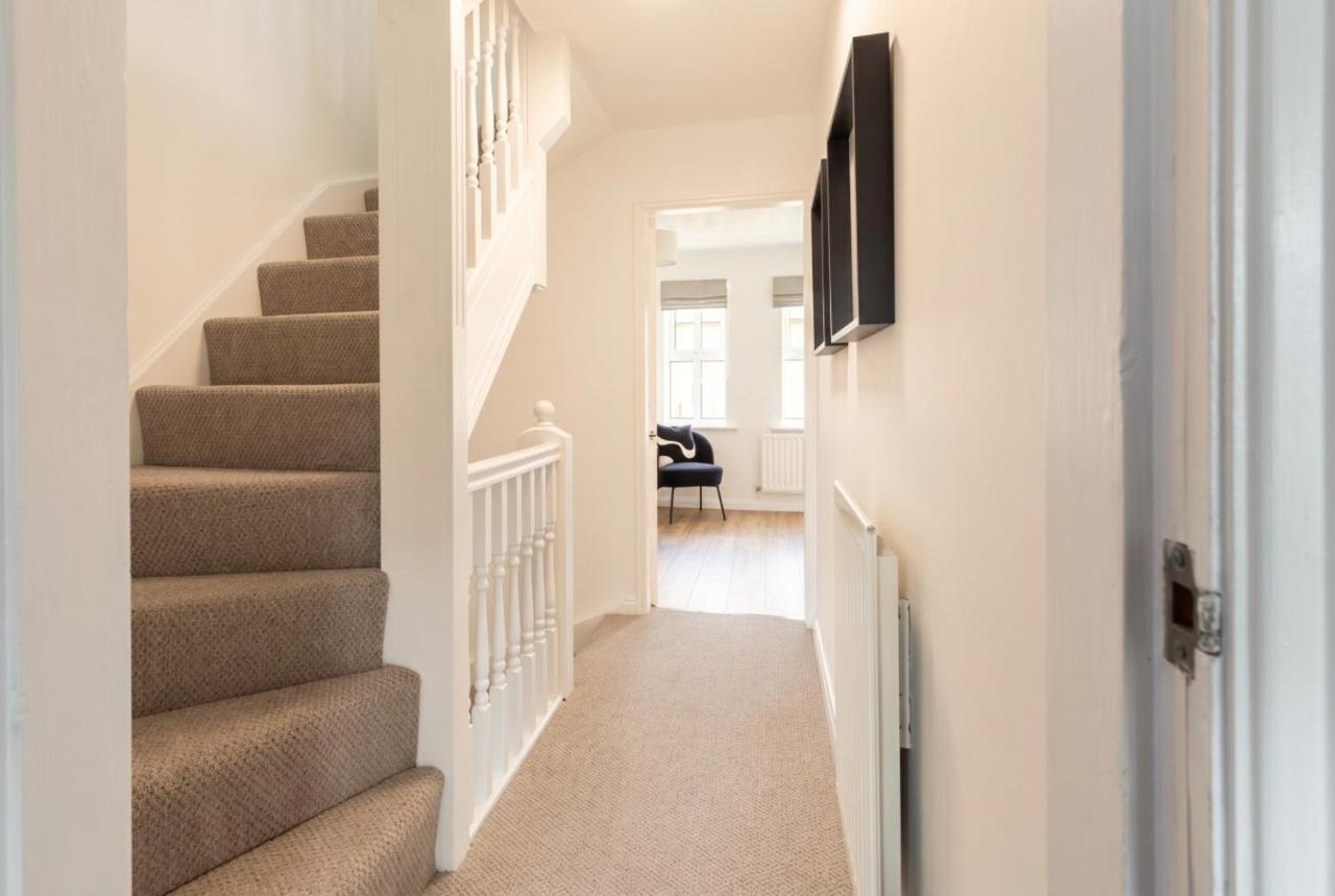3-Bed House in Northwich, Parking Sleeps 6 - B&B Wallerscote