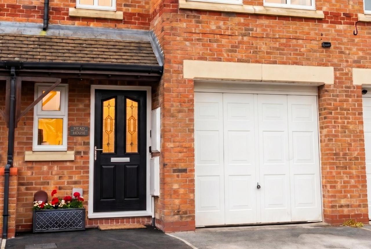 3-Bed House in Northwich, Parking Sleeps 6 - B&B Wallerscote