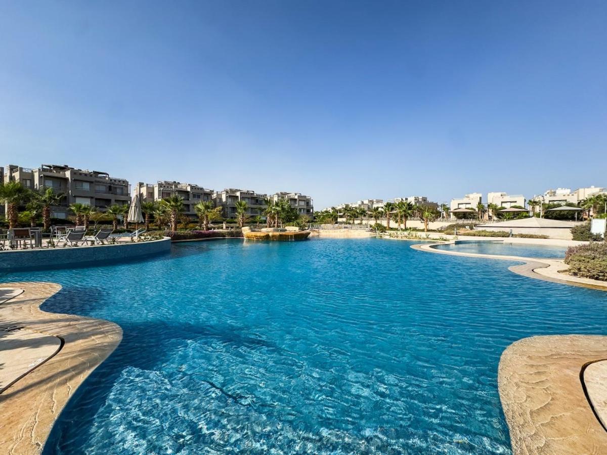 Poolside 2BR Chalet at Einbay Resort Steps from the Water - B&B Al ‘Ayn as Sukhnah