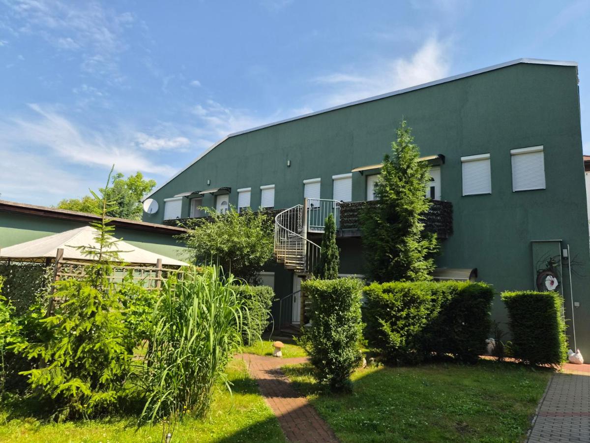 Neu!!! Pension Scherz-ruhig am Standrand mit Wasserzugang & Paddelboot - Chambres d'hôtes Lubnjow