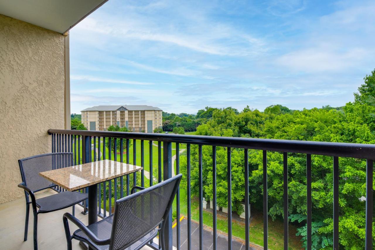 Mtn Views, Pool Access! Walkable Gem Near Parkway - Chambres d'hôtes Pigeon Forge