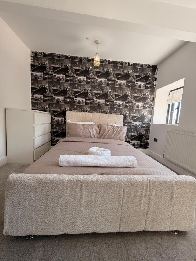 Cozy 2 BDR Apt TVs WiFi Free parking games - B&B Wolverhampton