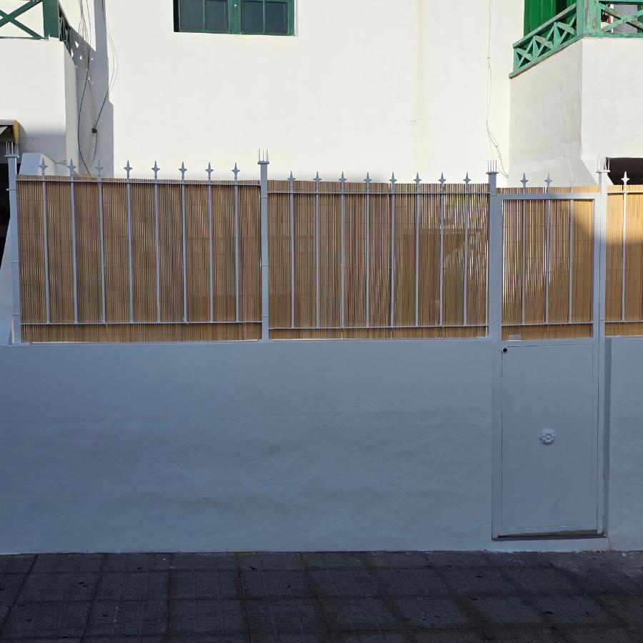 Modern Studio with Sunny Terrace - Steps from the Beach - Chambres d'hôtes Puerto del Carmen