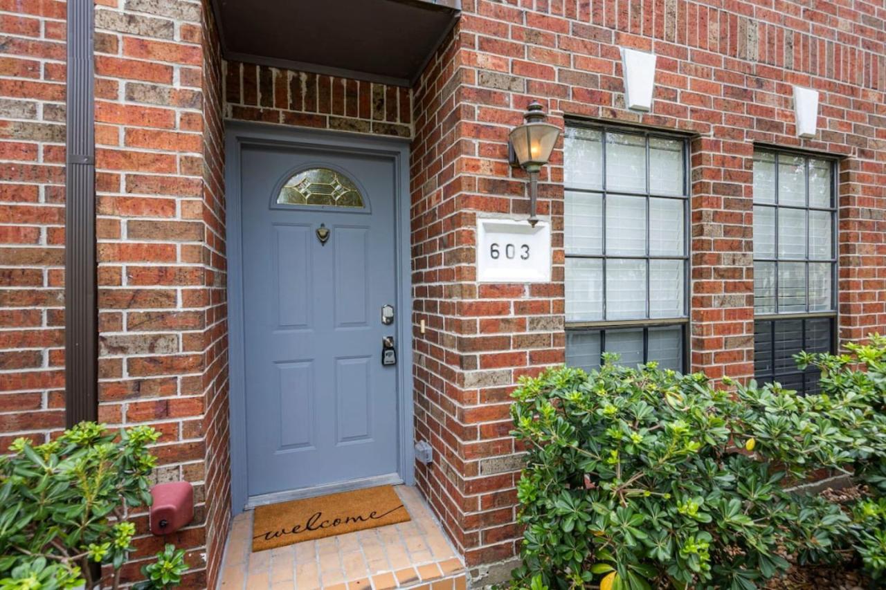 Music-Themed Montrose 2BR Townhome Sleeps 10 with Gated Parking - Chambres d'hôtes Houston