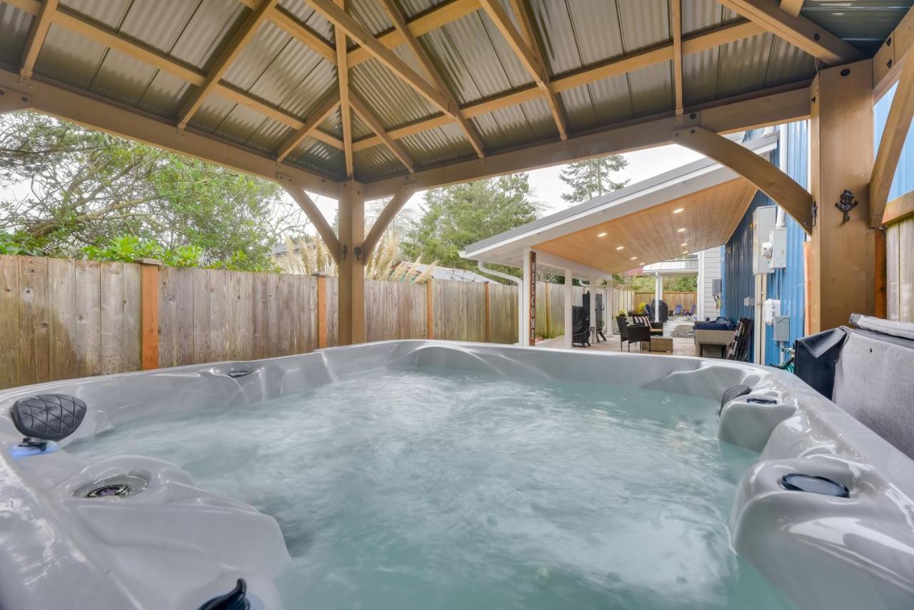 Westport Home w/ Hot Tub: 2 Blocks to Beach! - B&B Westport