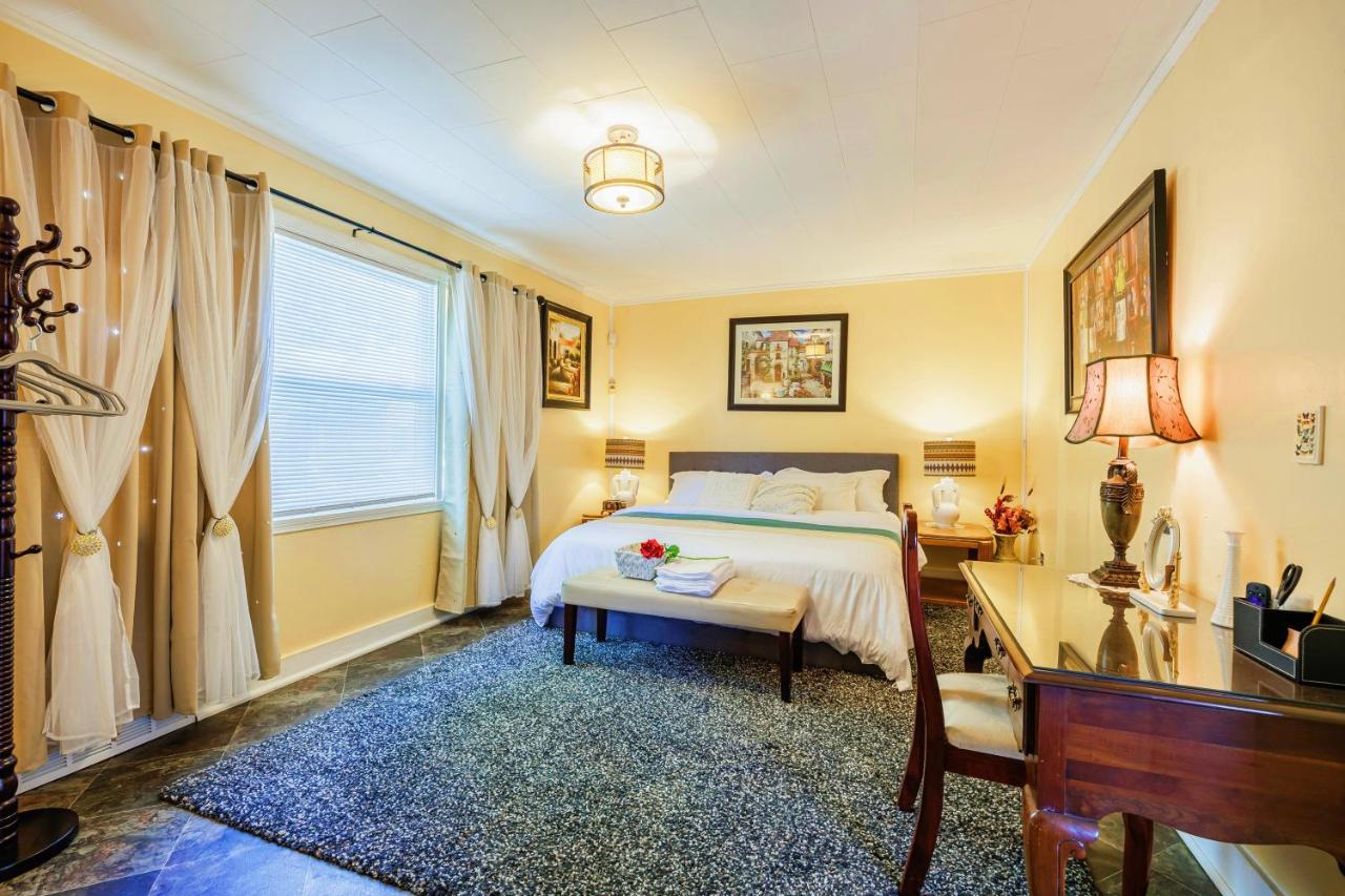Room A1 King Bed Shared Bathroom Washer Dryer Air purifier 75 TV - B&B Rochester