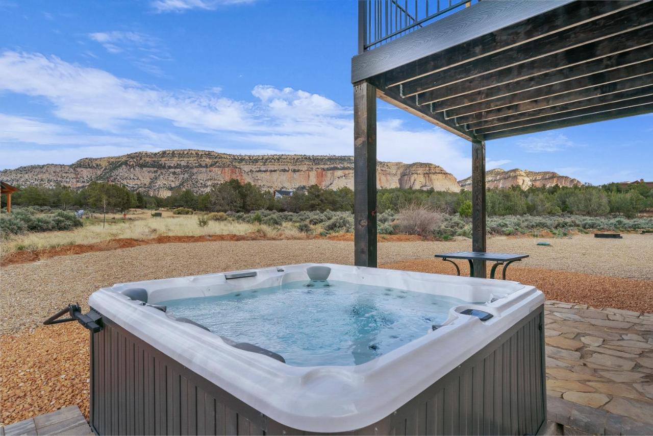 Red Canyon Casita-Brand New, Views, Hot Tub, Near Zion & Bryce - Chambres d'hôtes Orderville