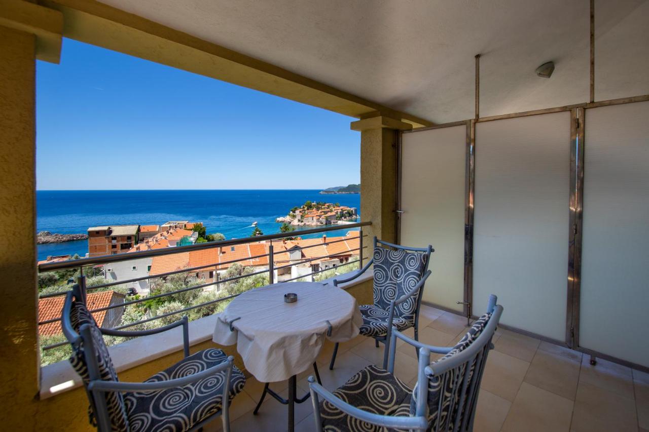 BMV room with east island view - B&B Sveti Stefan