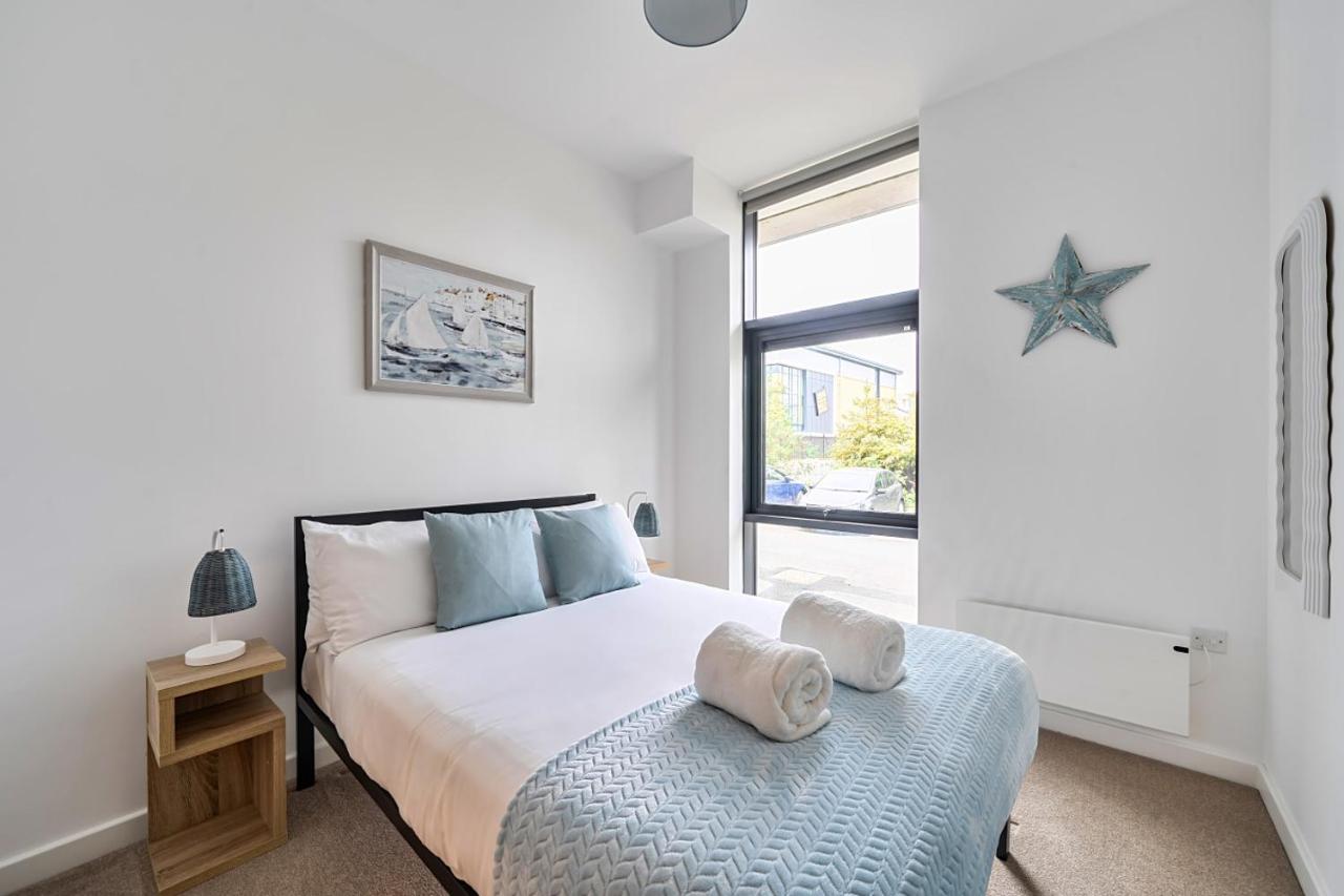 Staines 2 Bed Apartment - Free Parking - Ideal for Contractors & Leisure - B&B Staines