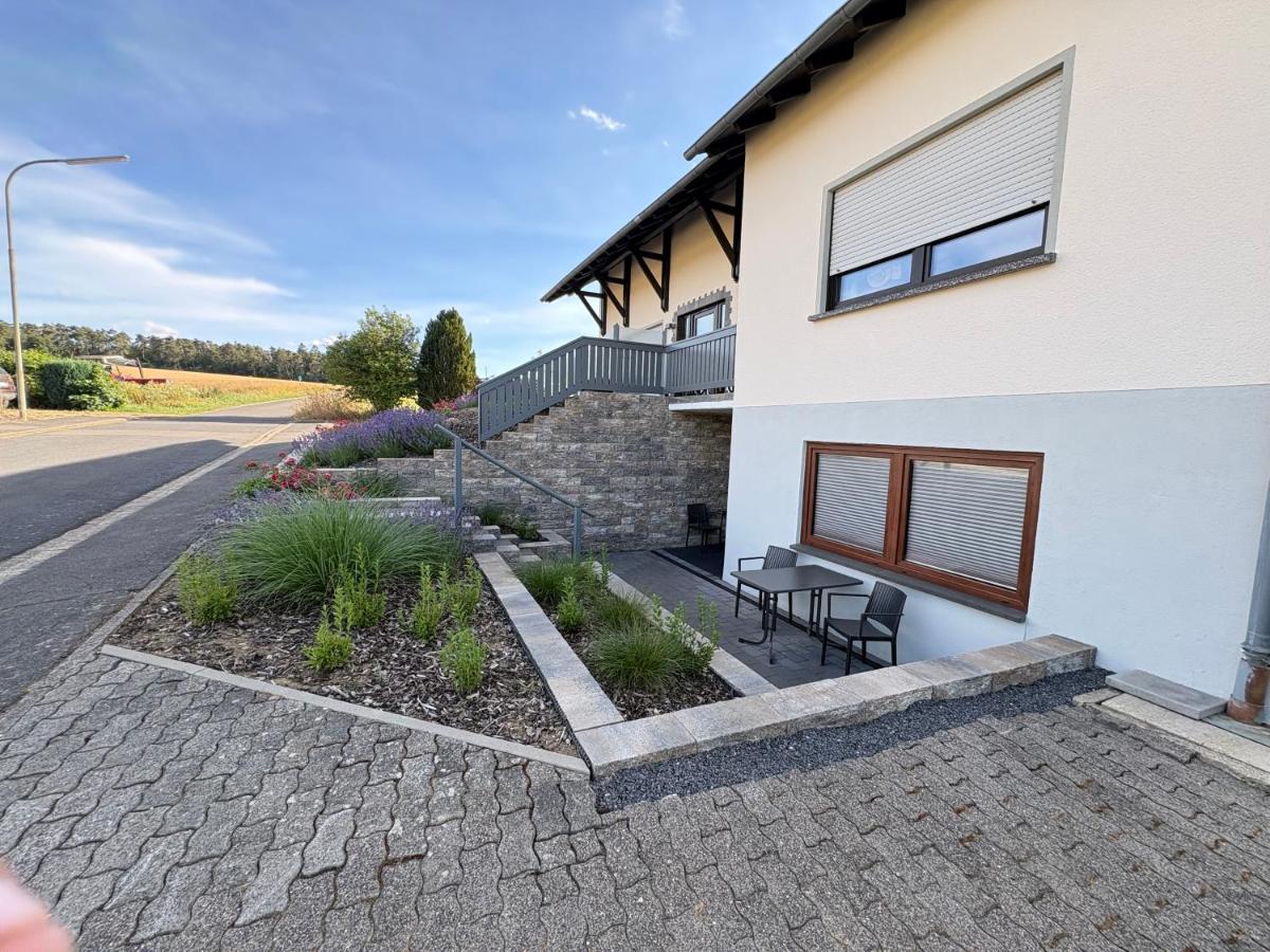 Maxi-Apartment Bodanum - mit eigener Terrasse - naturnahe Ortsrandlage - VDSL - 10 min zum Nürburgring - Ferienwohnung Bodenbach