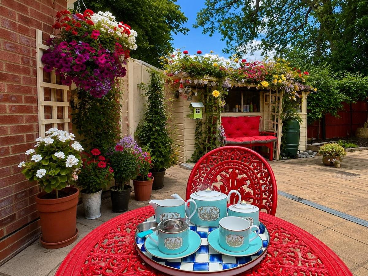 Two-Bed Home Near Central Line, Garden & Parking - Chambres d'hôtes Theydon Bois