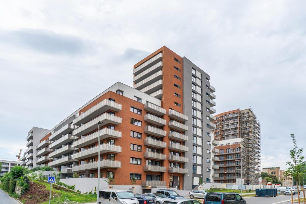 Rentero Bright New Apartment with Balcony Near O2 Arena - B&B Praga
