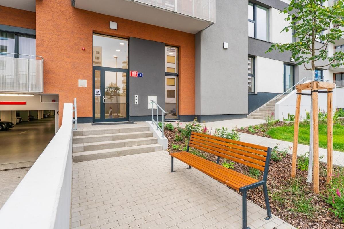 Rentero Bright New Apartment with Balcony Near O2 Arena - B&B Praga