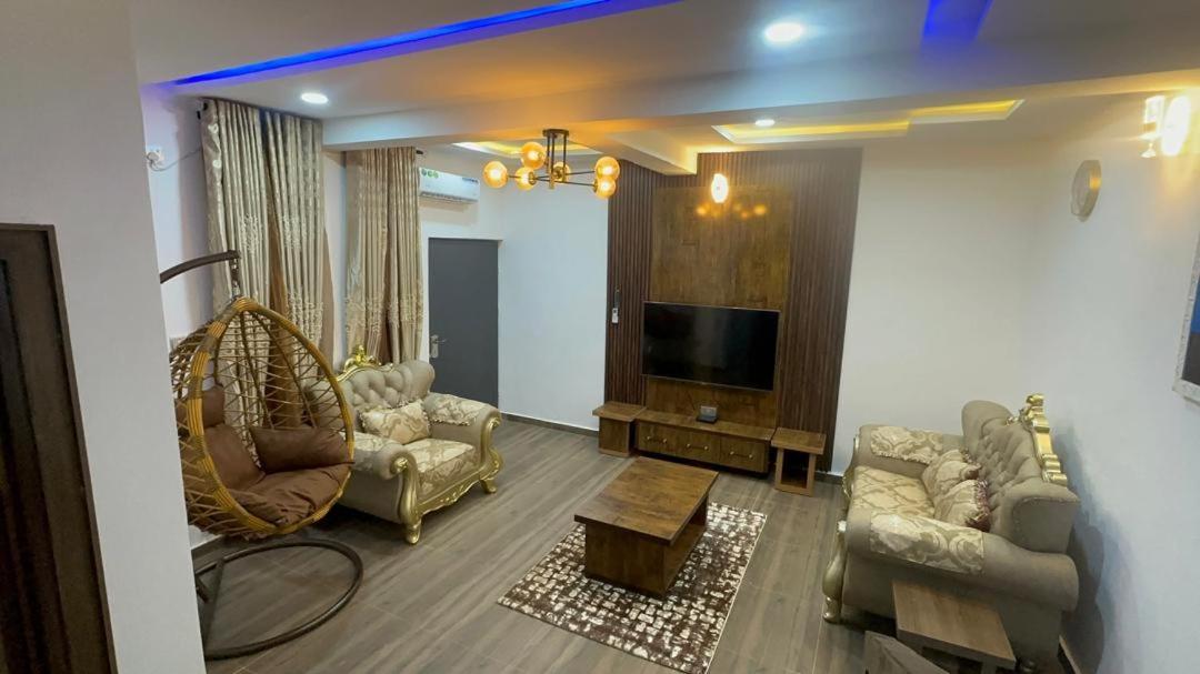 Stylish 3 Bedroom Apartment in Enugu with Fast WiFi, A C, power - Bed and Breakfast Enugu