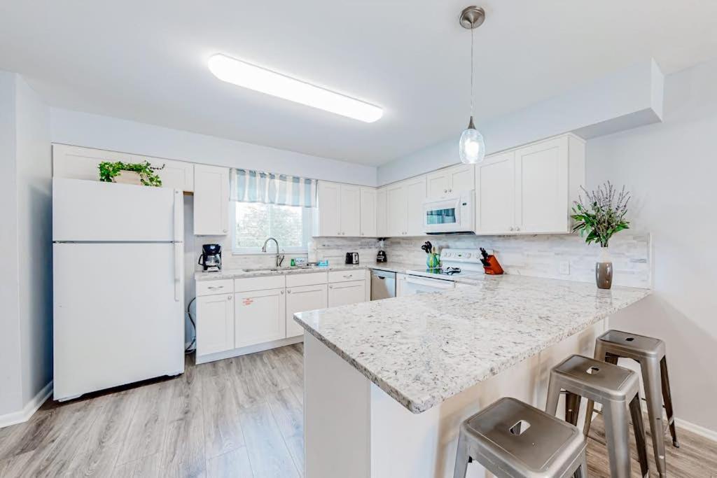 Santa Rosa retreat steps from private beach with pool & balcony - B&B Santa Rosa Beach