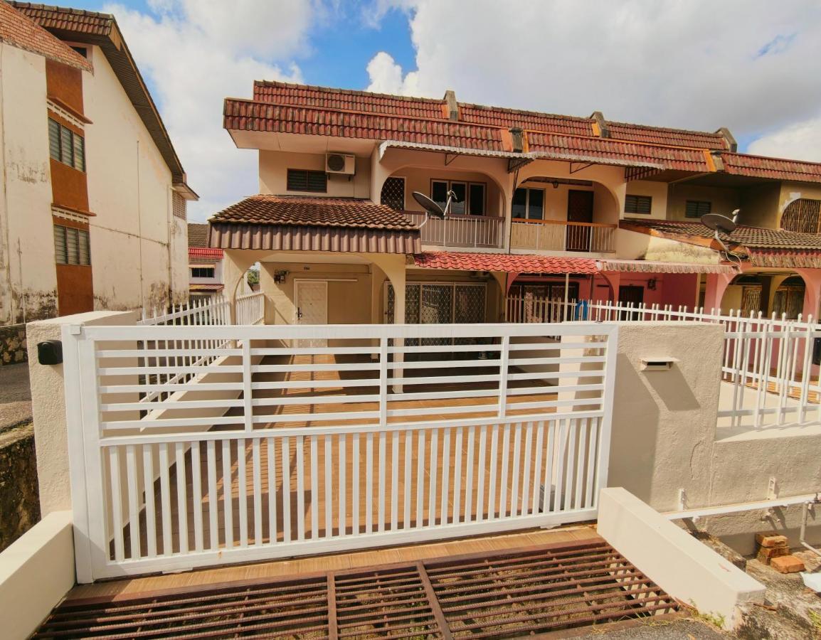 Boho Corner Retreat Seremban with Karaoke, BBQ, Games - Chambres d'hôtes Seremban