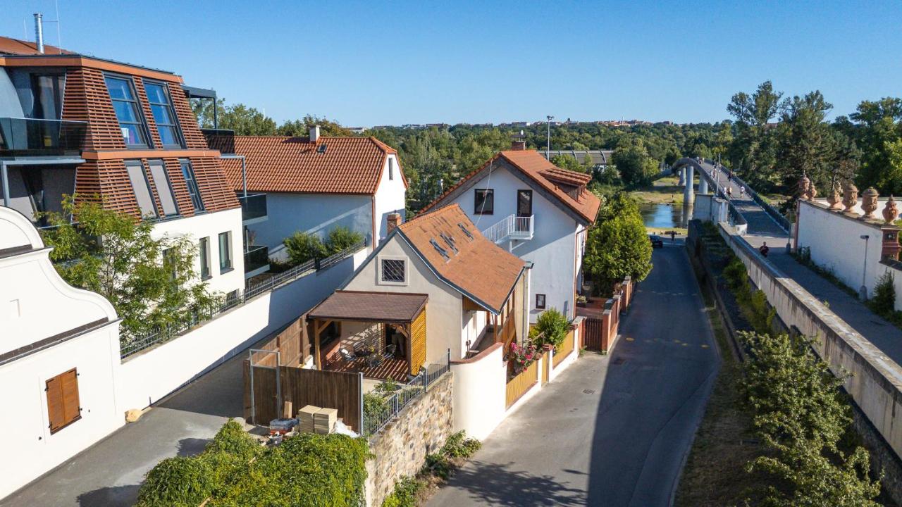 Charming Historic Cottage with Two Apartments near Prague Zoo - B&B Prague