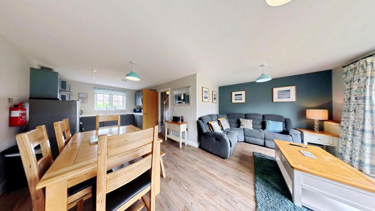 Ocean Cove - Part of the The Bay Filey Holiday Village with pool, gym and direct beach access, pub, restaurant, tennis and meadows walks - B&B Reighton