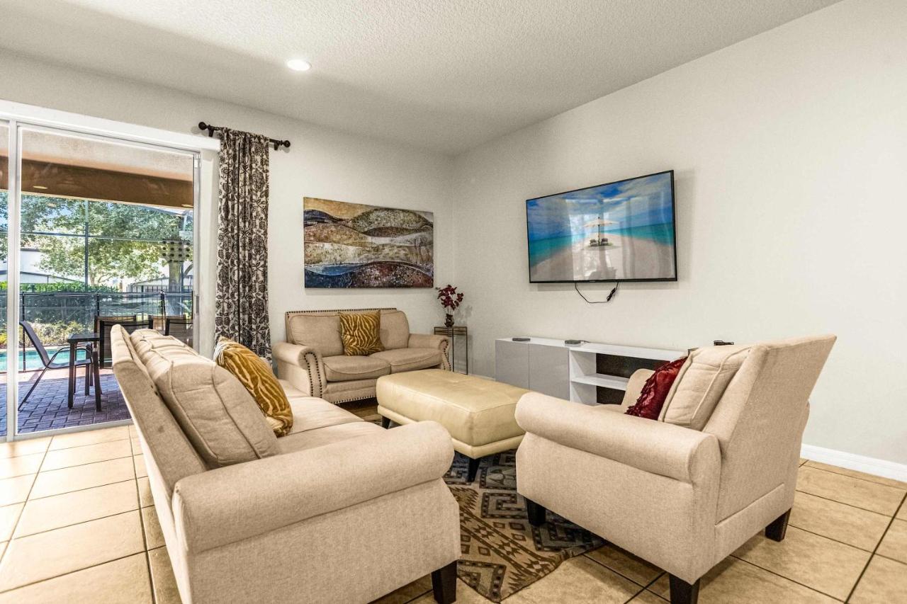 Dream Getaway Modern 9-Bedroom Vacation Home - Bed and Breakfast Kissimmee