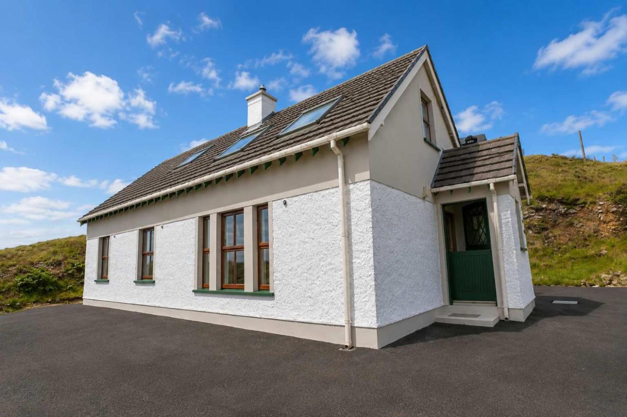 4 Bedroom Traditional Cottage with Sea View By Travel Lets Holiday Homes Gweedore - B&B Gweedore