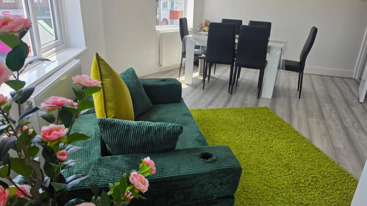 Spacious 2-Bedroom Flat Near Gidea Park Station - B&B Romford