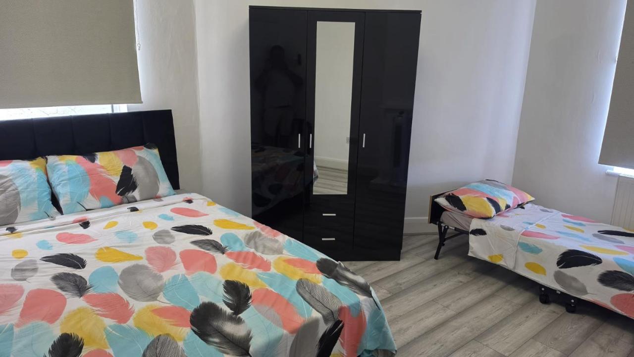 Spacious 2-Bedroom Flat Near Gidea Park Station - B&B Romford