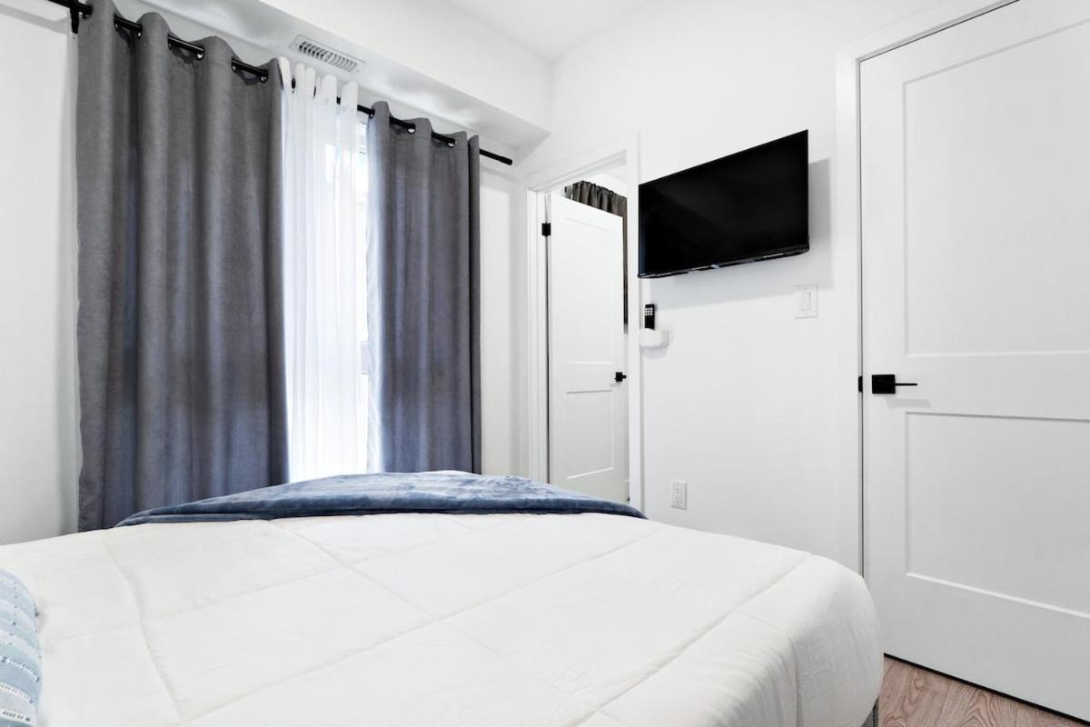 2BR Cozy Retreat, Close to Falls with Free Parking & Wine - B&B Niagara Falls