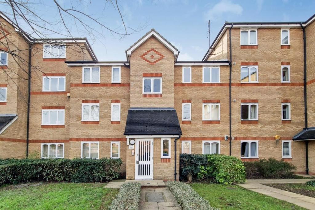 Entire flat in London Canary Wharf with free parking near public transport with easy access from all London airport - B&B London
