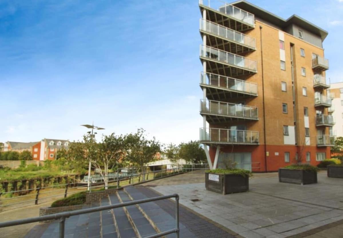 Canal Side Apt Sleeps 4 Ground Floor Terrace - Bed and Breakfast Colchester