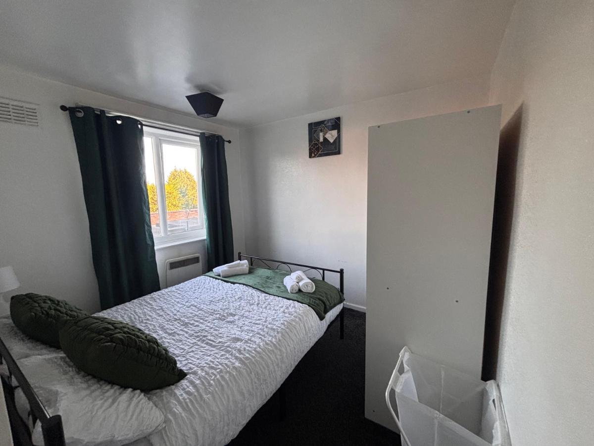 The Snuggle Spot 3 Bed Apartment above shops - Free Wifi and Netflix and Free Parking - B&B Nottingham