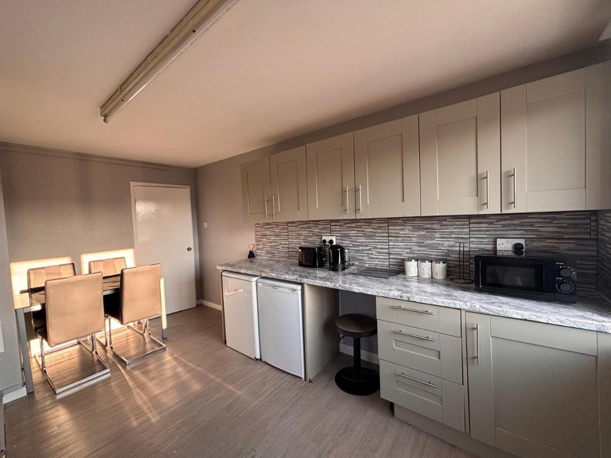 The Snuggle Spot 3 Bed Apartment above shops - Free Wifi and Netflix and Free Parking - B&B Nottingham
