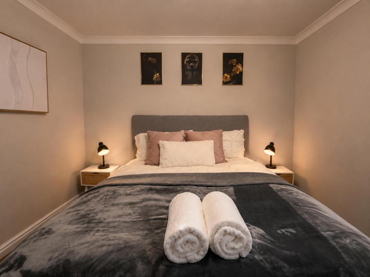 Modern 2bed house in Coventry conveniently located near University hospital Rhico Arena Coventry City Centre and Coventry Station Free parking fast WiFi and fully equipped for longer stays Ideal for CONTRACTORS BUSINESS TRAVELLERS AND FAMILIES - Ferienwohnung Foleshill