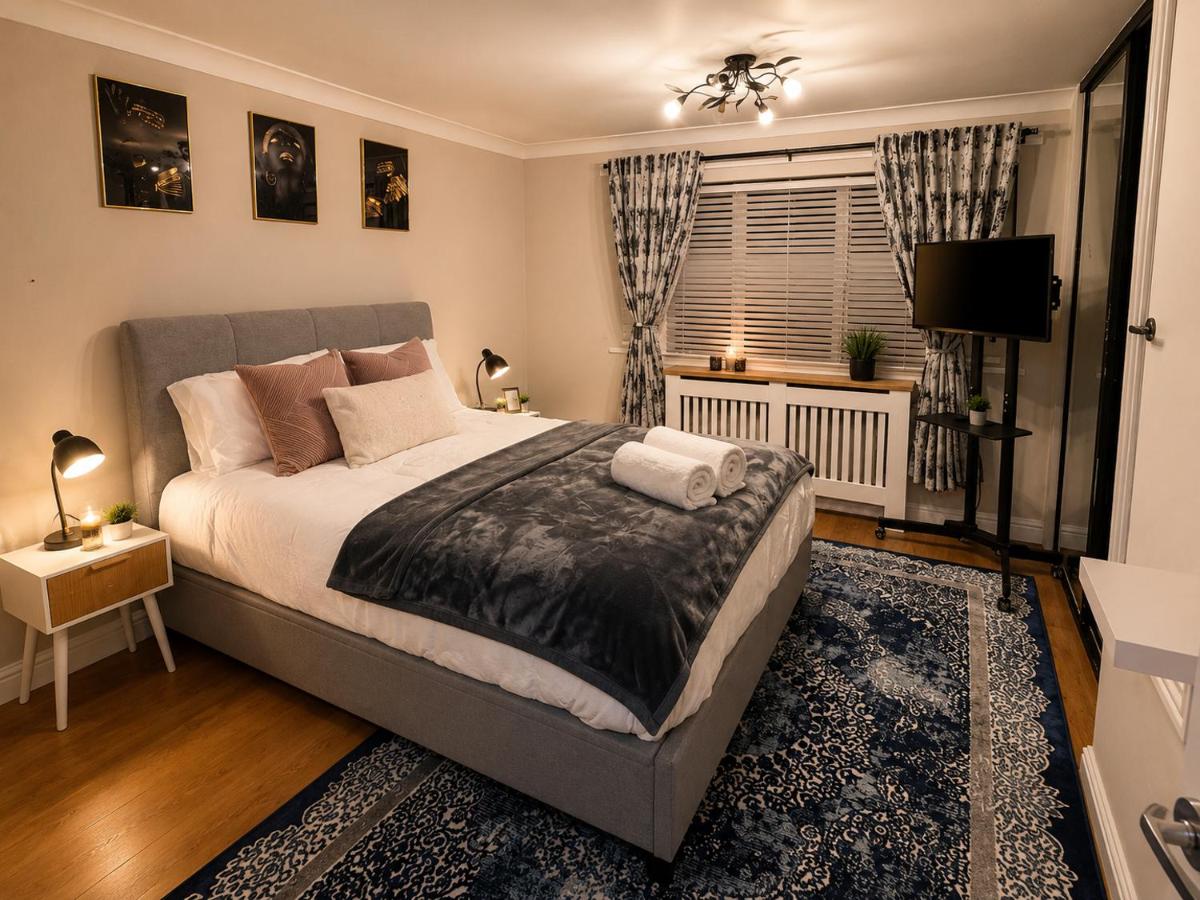 Modern 2bed house in Coventry conveniently located near University hospital Rhico Arena Coventry City Centre and Coventry Station Free parking fast WiFi and fully equipped for longer stays Ideal for CONTRACTORS BUSINESS TRAVELLERS AND FAMILIES - Ferienwohnung Foleshill