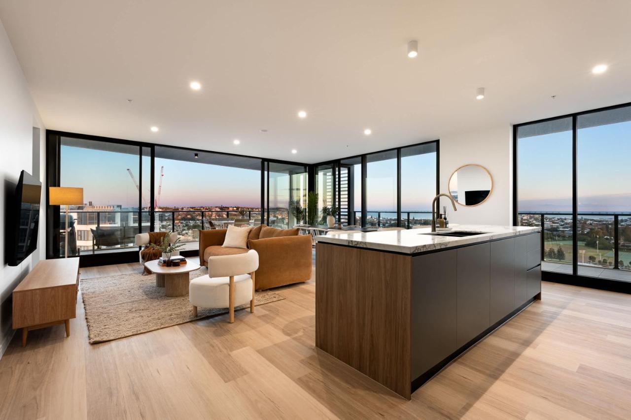 Luxury Newcastle Apartment - Views Pool & Parking - Bed and Breakfast Wogamia