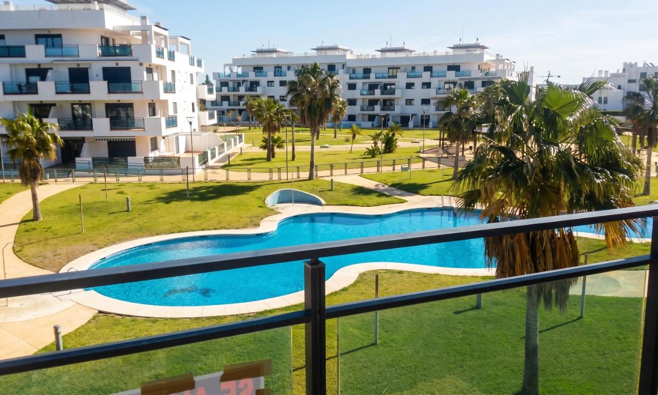 Comfortable Apartment in Almería with Shared Pool - 72 m² - B&B Retamar