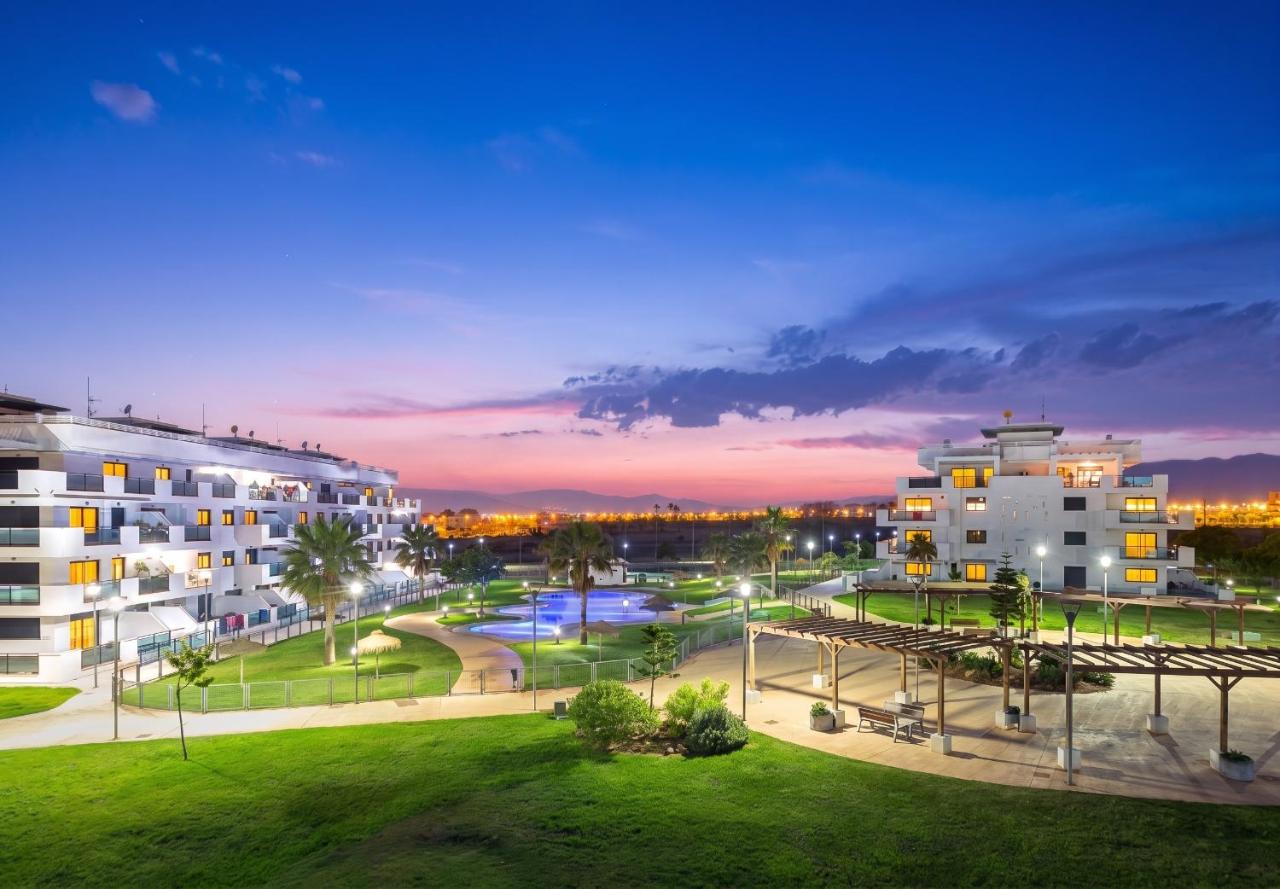 Comfortable Apartment in Almería with Shared Pool - 72 m² - B&B Retamar