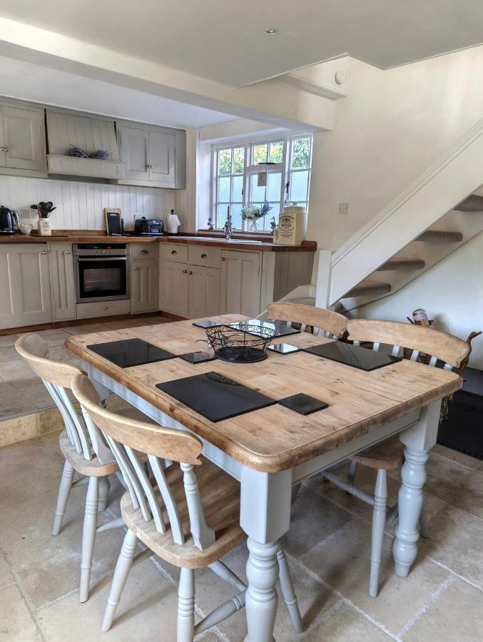 2BR Cottage for up to 2 adults, 2 children & dogs - Bed and Breakfast Clyffe Pypard