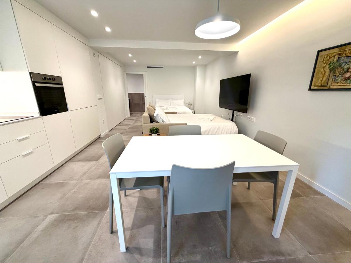 Modern Valencia Studio Near Nou Mestalla & Metro - B&B Valencia