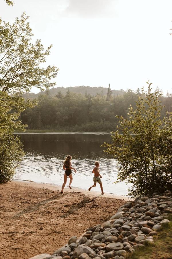 Wolegib Waterfront Retreat with Hot Tub - Chambres d'hôtes Huntsville
